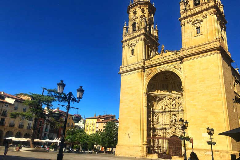 Fachada da co-catedral de Santa María de la Redonda