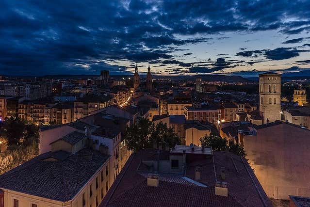 Cae la noche en la capital riojana