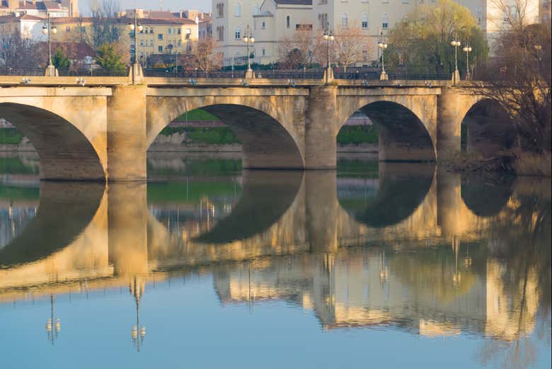 Pont de pierre traversant l'Èbre