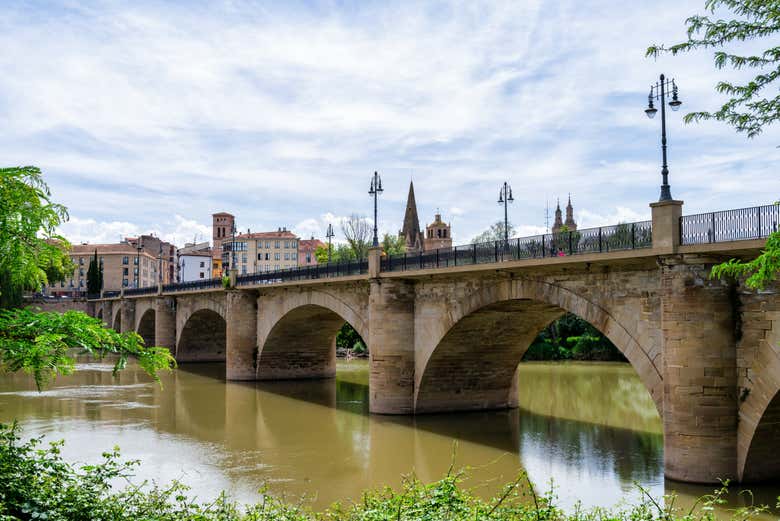 Viña Ijalba se encuentra a 15 minutos a pie del Puente de Piedra