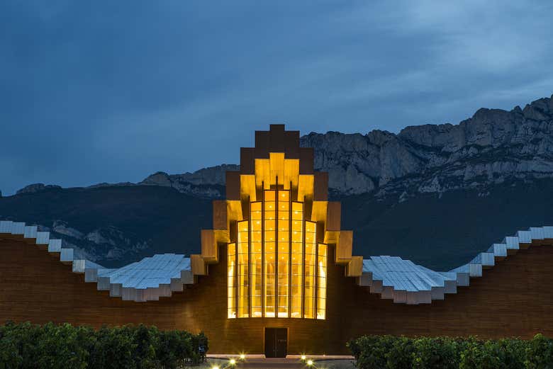 Vistas de la bodega Marqués del Riscal iluminada