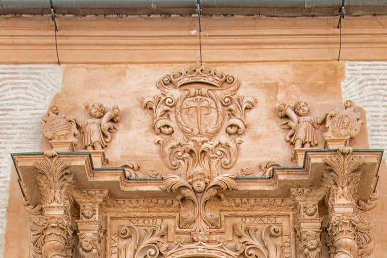 Le palais est couronné par les armoiries de l'ordre de Santiago