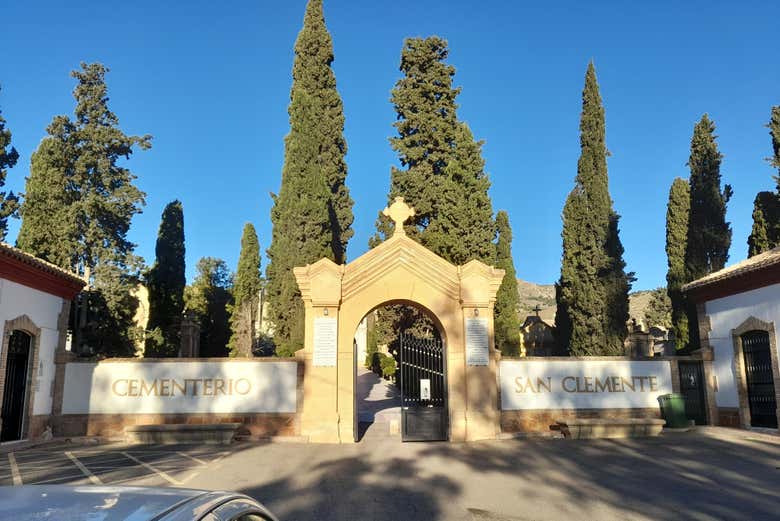 La entrada monumental del Cementerio de San Clemente
