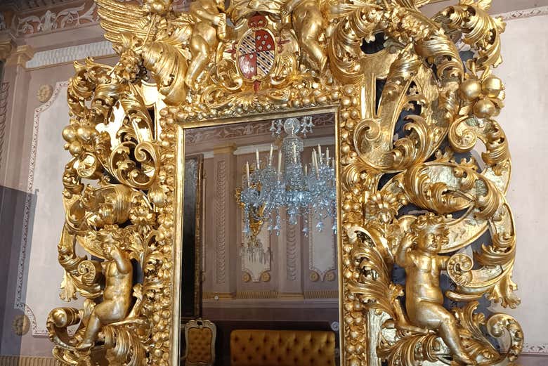Le palais possède de magnifiques miroirs aux cadres sculptés