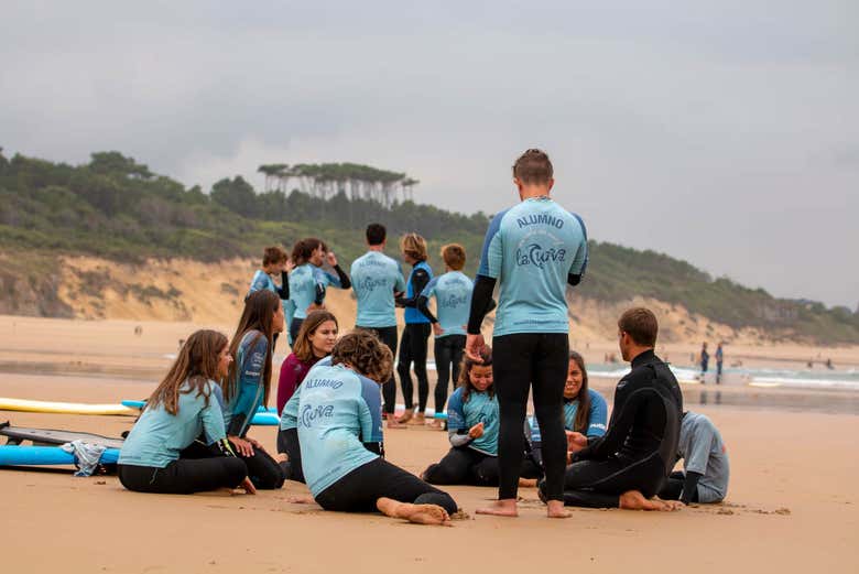Antes de entrar al agua, practicaremos en la arena