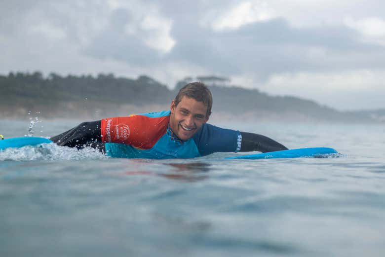 Remando para coger las olas