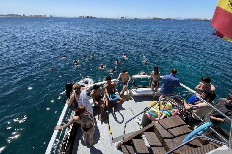 Chapuzón en las tranquilas aguas del Mar Menor