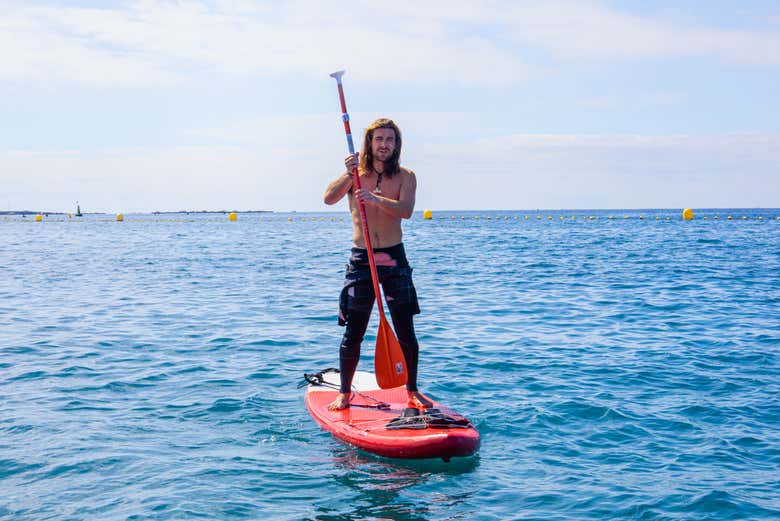 Remando na prancha de paddle surf