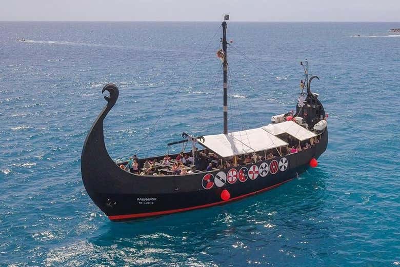 Surcando la costa sur de Tenerife en un barco vikingo