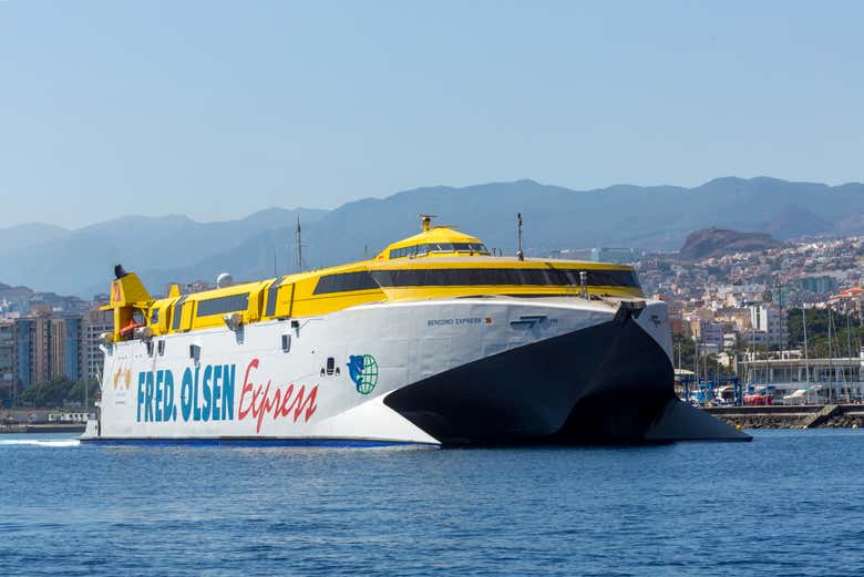 Uno de los ferries que conectan Tenerife con La Gomera