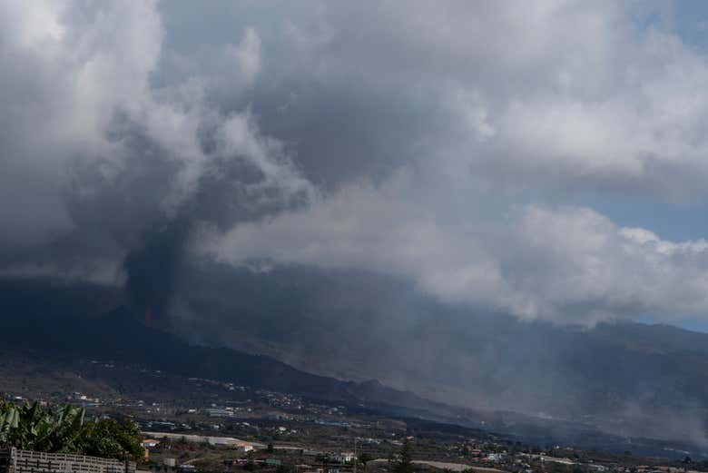 Panaches de fumée du volcan Cumbre Vieja