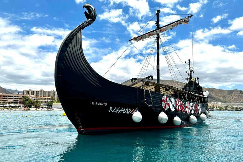Barco vikingo listo para zarpar del puerto de Los Cristianos