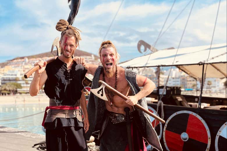 Unos simpáticos vikingos dando la bienvenida a bordo