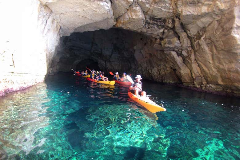 Saindo de uma das grutas