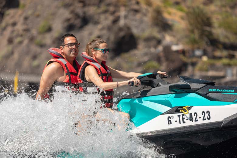 Pilotando una moto de agua doble
