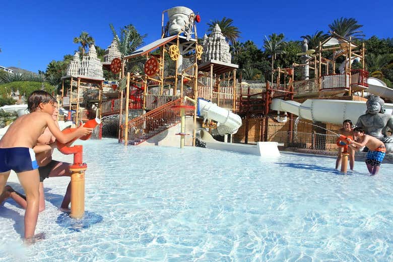 Jugando en las instalaciones de Siam Park