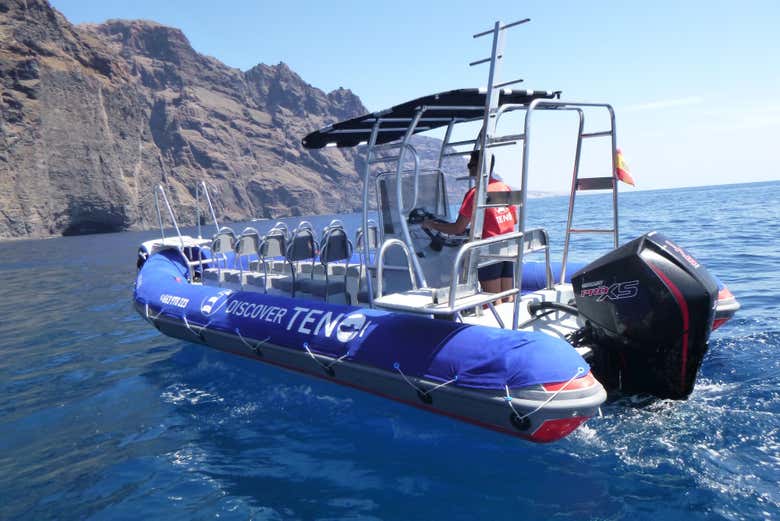 Faites une balade en bateau le long des falaises