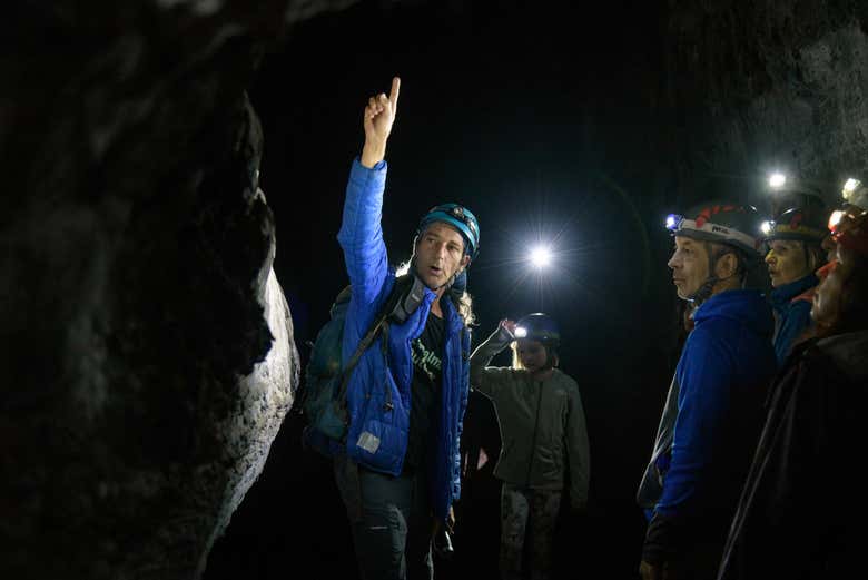 Percorrendo a caverna de Las Palomas