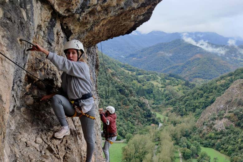 Deux femmes faisant la via ferrata de Camaleño