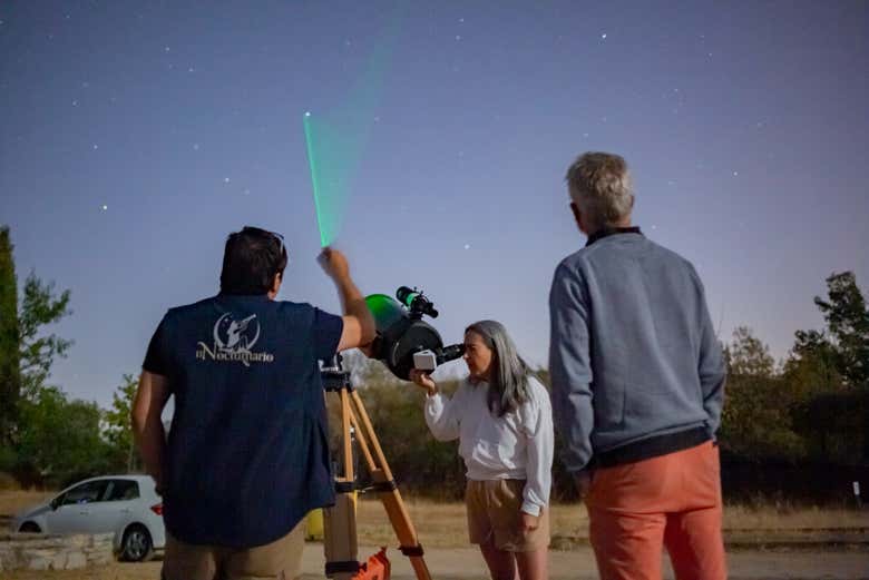 Utilisez le pointeur laser pour montrer les étoiles