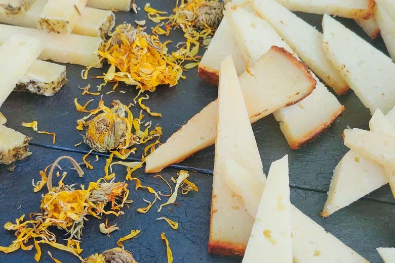 Disfrutando de una tabla de quesos manchegos