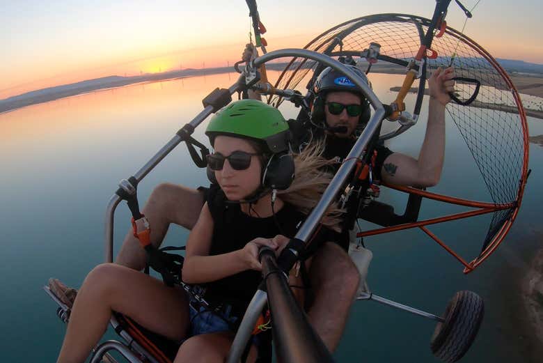 Sobrevolando en paratrike el embalse de la Loteta
