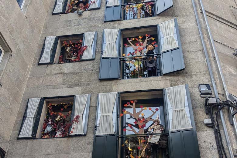 Uma fachada cheia de bruxas em Lugo
