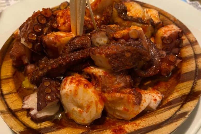 Disfrutando de una tapa de pulpo