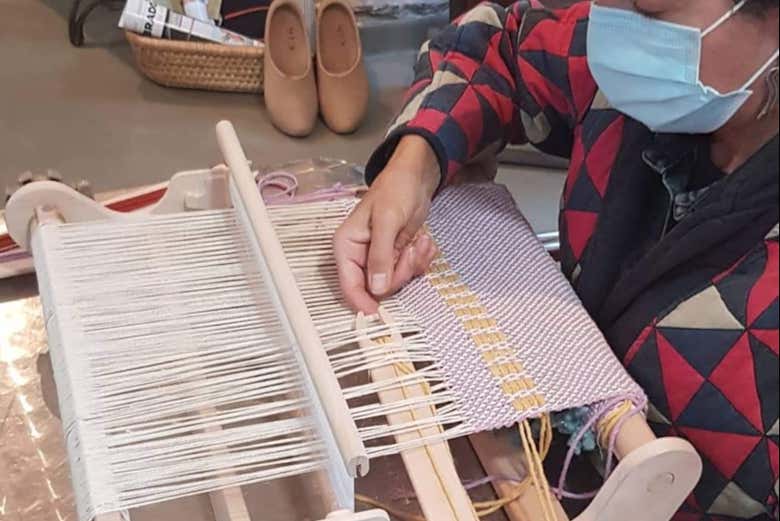 Una mujer tejiendo en el taller romano