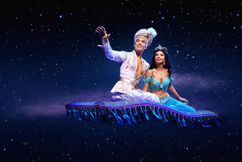 Aladdín y Jasmín volando en la alfombra mágica 