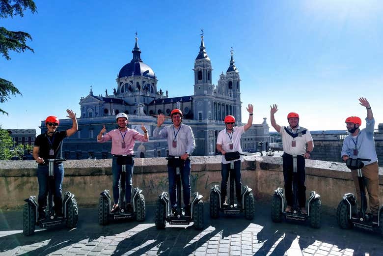 En Segway devant la cathédrale de l'Almudena
