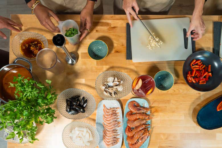 Preparando a paella com ingredientes frescos