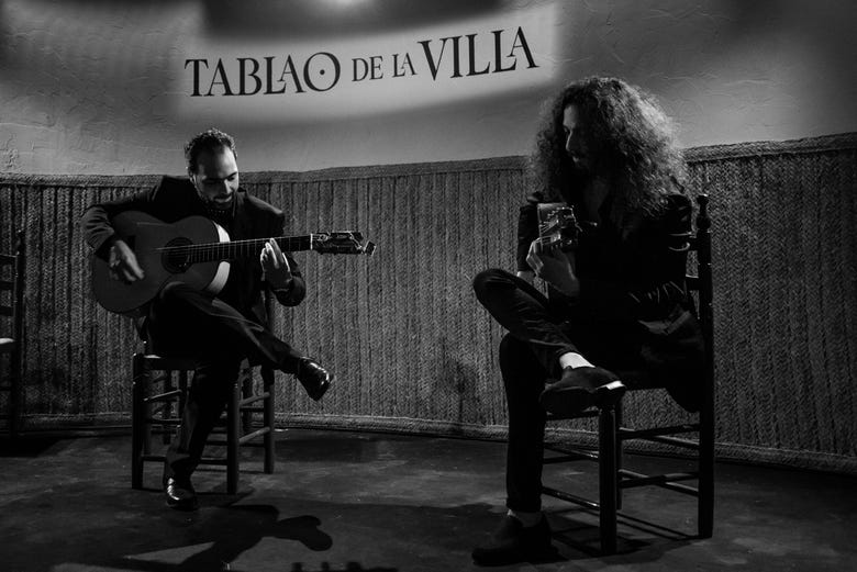 Guitaristes sur la scène du Tablao de la Villa