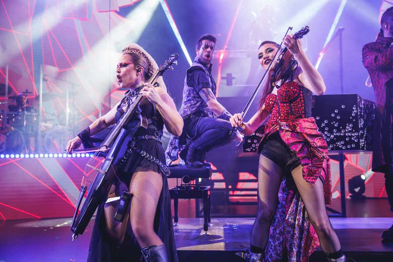 Dos artistas durante el show