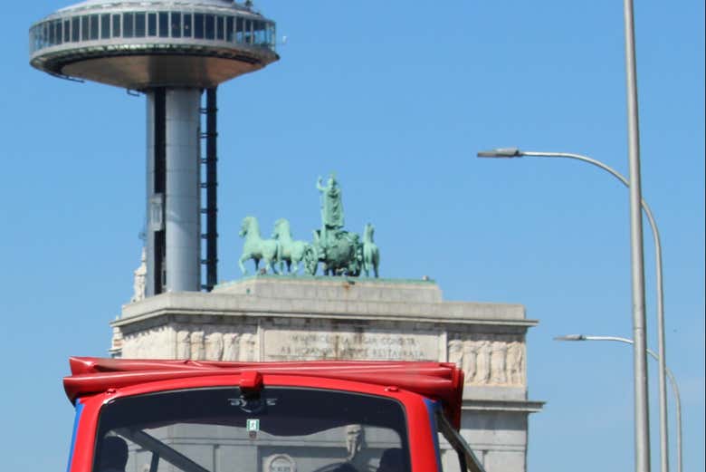 El autobús llegando al faro de Moncloa