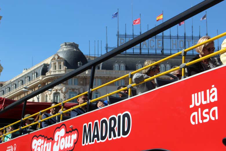 Disfrutando del recorrido del autobús turístico de Madrid