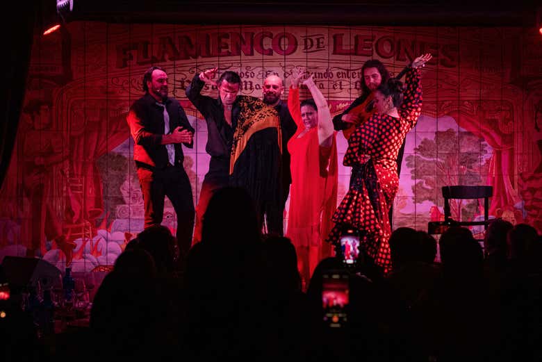 Bailarines del tablao Flamenco de Leones