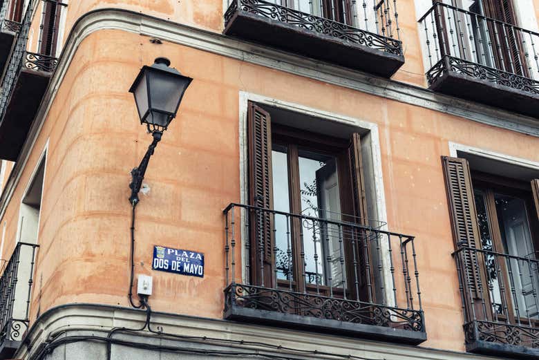 Contemplando las típicas fachadas de Malasaña