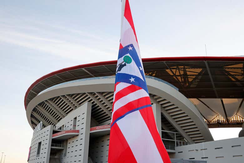 Bandera del Atlético de Madrid en el exterior del estadio
