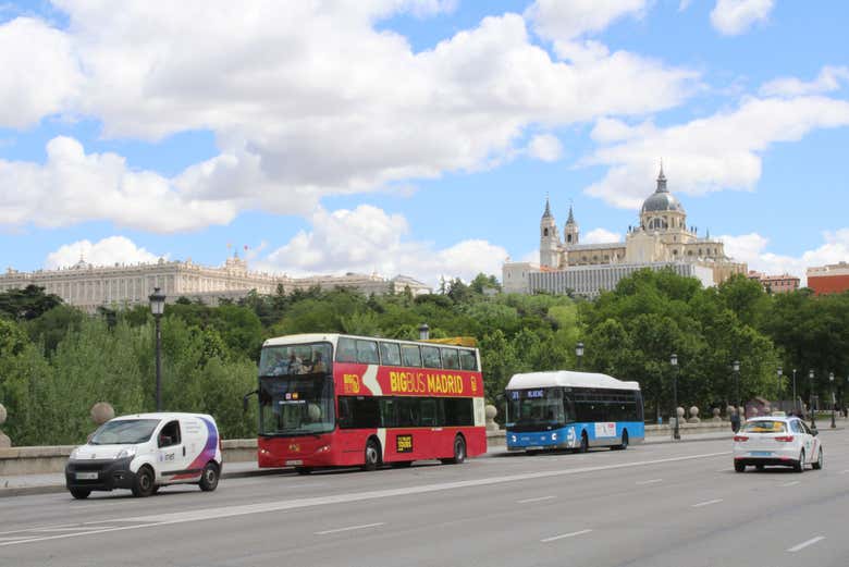 Il bus con il Palazzo Reale sullo sfondo