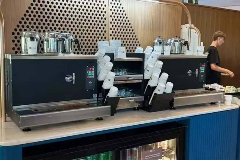 Degustad un café recién hecho en el área de autoservicio