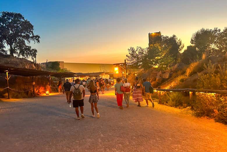 Caminando al anochecer por Puy du Fou