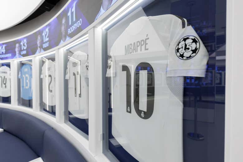 Camisetas del Real Madrid en el vestuario blanco