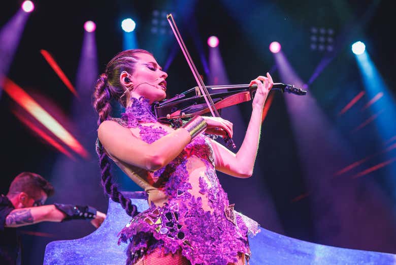 Femme jouant du violon au spectacle WAH