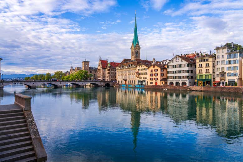 Iglesia Fraumünster junto al río Limmat, en Zúrich