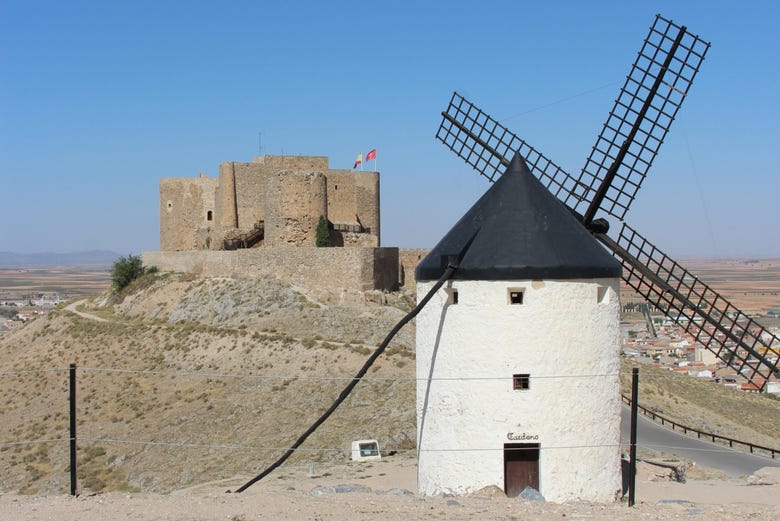 Castillo de la Muela y un molino de Consuegra