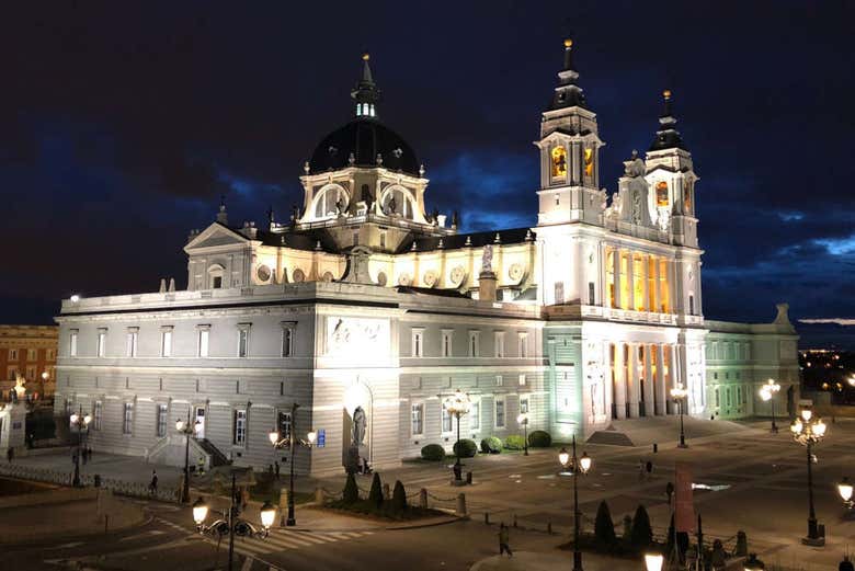 Panorámica nocturna de la catedral de la Almudena