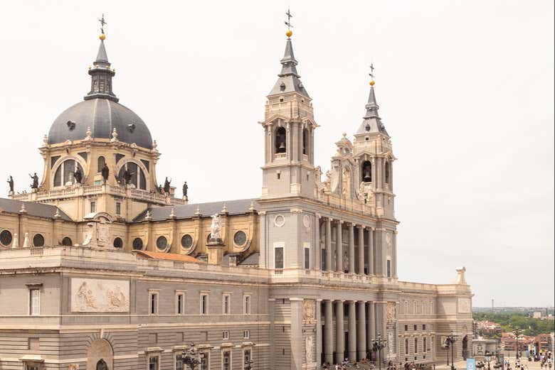 La imponente catedral de la Almudena