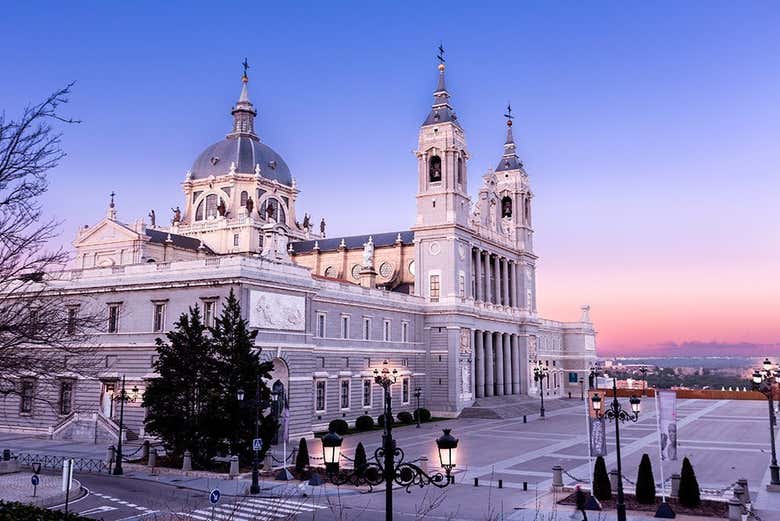 Admirando la catedral de la Almudena