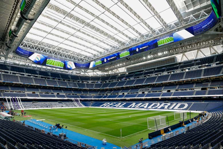 El césped del Bernabéu se instala el día previo al partido